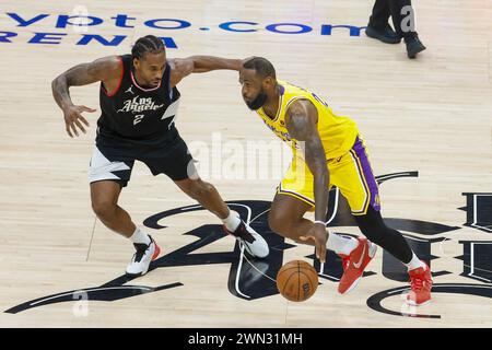 Los Angeles, Usa. Februar 2024. LeBron James (R) der Los Angeles Lakers und Kawhi Leonard (L) der Los Angeles Clippers in der Crypto.com Arena in Aktion. Quelle: SOPA Images Limited/Alamy Live News Stockfoto