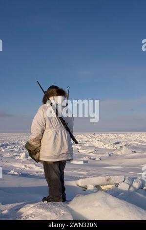 Der Inupiaq-Jäger Alan Lane Uqpiksaun Jagd auf Robben nahe offenem Blei am Point of Point Hope Tigia Arctic Alaska Stockfoto