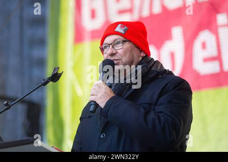 Rede von dem ver.di Vorsitzenden Frank Werneke. Warnstreik der Gewerkschaft ver.di im öffentlichen Personennahverkehr am 29. Februar 2024 in Berlin. Betroffen in der Stadt sind die Berliner Verkehrsbetriebe BVG. BVG Streik in Berlin *** Rede von ver di Vorsitzender Frank Werneke Warnstreik der gewerkschaft ver di im öffentlichen Nahverkehr am 29. Februar 2024 in Berlin betroffen in der Stadt sind die Berliner Verkehrsunternehmen BVG Streik in Berlin Stockfoto