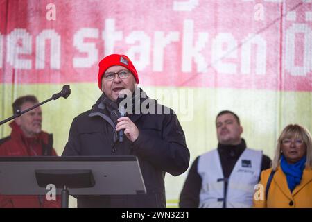 Rede von dem ver.di Vorsitzenden Frank Werneke. Warnstreik der Gewerkschaft ver.di im öffentlichen Personennahverkehr am 29. Februar 2024 in Berlin. Betroffen in der Stadt sind die Berliner Verkehrsbetriebe BVG. BVG Streik in Berlin *** Rede von ver di Vorsitzender Frank Werneke Warnstreik der gewerkschaft ver di im öffentlichen Nahverkehr am 29. Februar 2024 in Berlin betroffen in der Stadt sind die Berliner Verkehrsunternehmen BVG Streik in Berlin Stockfoto