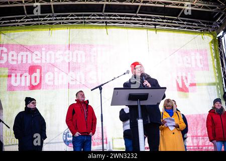 Rede von dem ver.di Vorsitzenden Frank Werneke. Warnstreik der Gewerkschaft ver.di im öffentlichen Personennahverkehr am 29. Februar 2024 in Berlin. Betroffen in der Stadt sind die Berliner Verkehrsbetriebe BVG. BVG Streik in Berlin *** Rede von ver di Vorsitzender Frank Werneke Warnstreik der gewerkschaft ver di im öffentlichen Nahverkehr am 29. Februar 2024 in Berlin betroffen in der Stadt sind die Berliner Verkehrsunternehmen BVG Streik in Berlin Stockfoto