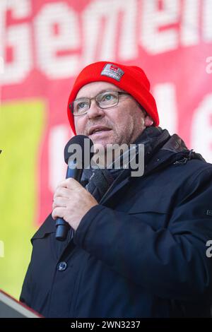 Rede von dem ver.di Vorsitzenden Frank Werneke. Warnstreik der Gewerkschaft ver.di im öffentlichen Personennahverkehr am 29. Februar 2024 in Berlin. Betroffen in der Stadt sind die Berliner Verkehrsbetriebe BVG. BVG Streik in Berlin *** Rede von ver di Vorsitzender Frank Werneke Warnstreik der gewerkschaft ver di im öffentlichen Nahverkehr am 29. Februar 2024 in Berlin betroffen in der Stadt sind die Berliner Verkehrsunternehmen BVG Streik in Berlin Stockfoto