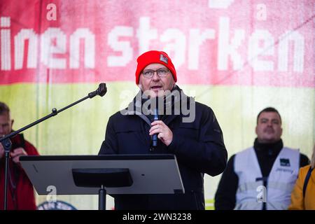 Rede von dem ver.di Vorsitzenden Frank Werneke. Warnstreik der Gewerkschaft ver.di im öffentlichen Personennahverkehr am 29. Februar 2024 in Berlin. Betroffen in der Stadt sind die Berliner Verkehrsbetriebe BVG. BVG Streik in Berlin *** Rede von ver di Vorsitzender Frank Werneke Warnstreik der gewerkschaft ver di im öffentlichen Nahverkehr am 29. Februar 2024 in Berlin betroffen in der Stadt sind die Berliner Verkehrsunternehmen BVG Streik in Berlin Stockfoto