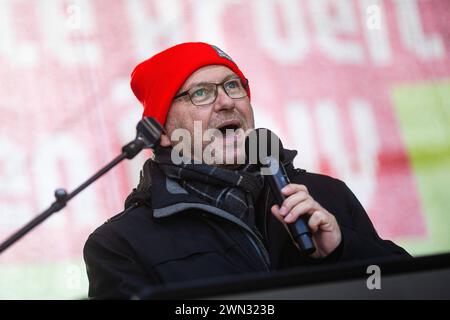 Rede von dem ver.di Vorsitzenden Frank Werneke. Warnstreik der Gewerkschaft ver.di im öffentlichen Personennahverkehr am 29. Februar 2024 in Berlin. Betroffen in der Stadt sind die Berliner Verkehrsbetriebe BVG. BVG Streik in Berlin *** Rede von ver di Vorsitzender Frank Werneke Warnstreik der gewerkschaft ver di im öffentlichen Nahverkehr am 29. Februar 2024 in Berlin betroffen in der Stadt sind die Berliner Verkehrsunternehmen BVG Streik in Berlin Stockfoto