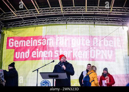 Rede von dem ver.di Vorsitzenden Frank Werneke. Warnstreik der Gewerkschaft ver.di im öffentlichen Personennahverkehr am 29. Februar 2024 in Berlin. Betroffen in der Stadt sind die Berliner Verkehrsbetriebe BVG. BVG Streik in Berlin *** Rede von ver di Vorsitzender Frank Werneke Warnstreik der gewerkschaft ver di im öffentlichen Nahverkehr am 29. Februar 2024 in Berlin betroffen in der Stadt sind die Berliner Verkehrsunternehmen BVG Streik in Berlin Stockfoto