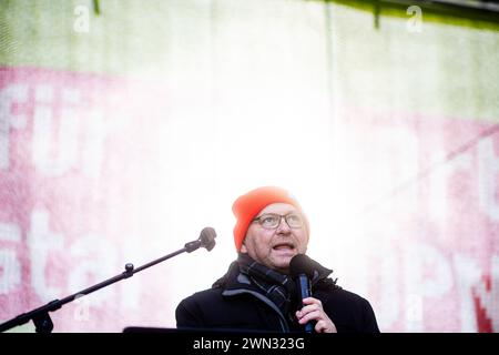 Rede von dem ver.di Vorsitzenden Frank Werneke. Warnstreik der Gewerkschaft ver.di im öffentlichen Personennahverkehr am 29. Februar 2024 in Berlin. Betroffen in der Stadt sind die Berliner Verkehrsbetriebe BVG. BVG Streik in Berlin *** Rede von ver di Vorsitzender Frank Werneke Warnstreik der gewerkschaft ver di im öffentlichen Nahverkehr am 29. Februar 2024 in Berlin betroffen in der Stadt sind die Berliner Verkehrsunternehmen BVG Streik in Berlin Stockfoto