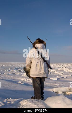 Der Inupiaq-Jäger Alan Lane Uqpiksaun Jagd auf Robben nahe offenem Blei am Point of Point Hope Tigia Arctic Alaska Stockfoto