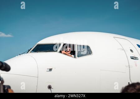 Der Pilot der Boeing 737 (EI-FZD) von Ryanair zeigt die Daumen nach oben – der Gruß wegen der Aufnahme des Ryanair-Dienstes am Flughafen Boryspil Stockfoto