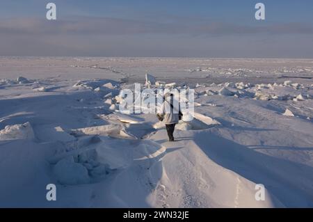 Der Inupiaq-Jäger Alan Lane Uqpiksaun Jagd auf Robben nahe offenem Blei am Point of Point Hope Tigia Arctic Alaska Stockfoto