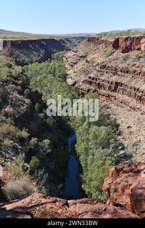 Blick direkt in die Dales Gorge vom Three Ways Aussichtspunkt, Karijini NP, WA Stockfoto