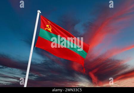 Die Flagge Transnistriens Transnistrien ist eine Region in Osteuropa, die unter der effektiven Kontrolle Russlands steht, aber von der internationalen Regierung anerkannt wird Stockfoto