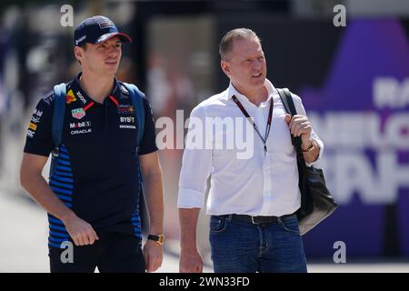 Max Verstappen von Red Bull Racing (links) kam mit Vater Jos Verstappen vor dem ersten Training vor dem Grand Prix von Bahrain auf dem Bahrain International Circuit in Sakhir an. Bilddatum: Donnerstag, 29. Februar 2024. Stockfoto