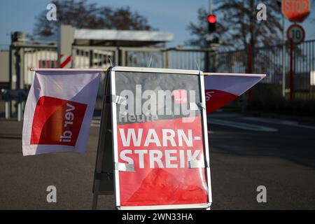 29. Februar 2024, Sachsen-Anhalt, Halle (Saale): Vor einem Depot steht ein Warnstreikschild der Verdi union. Die gewerkschaft Verdi hatte in mehreren bundesländern Beschäftigte des öffentlichen Verkehrs aufgefordert, im bundesweiten Lohnstreit in regionalen Verhandlungen einen Warnstreik zu führen. Foto: Jan Woitas/dpa Stockfoto