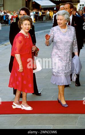 Königin Elizabeth II. (Rechts) und Prinzessin Margaret im Opernhaus im Londoner Covent Garden anlässlich des 100. Geburtstags der Königin Mutter Stockfoto