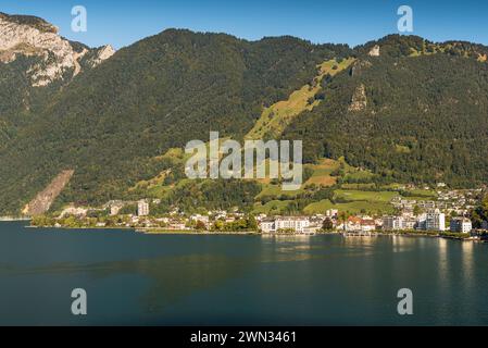 Blick über den Vierwaldstättersee zum Dorf Brunnen, Kanton Schwyz, Schweiz Stockfoto