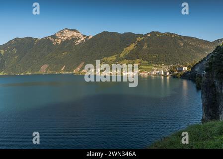 Blick über den Vierwaldstättersee zum Dorf Brunnen, Kanton Schwyz, Schweiz Stockfoto