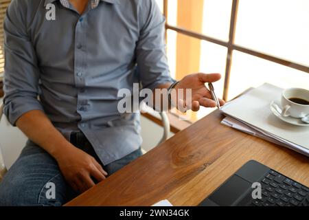 Zugeschnittene Aufnahme von Gesten eines Geschäftsmannes, während er über Videoanrufe über einen Laptop am Schreibtisch spricht Stockfoto