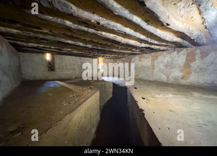 Eine unterirdische Aufbewahrungsbox für 50 Sklaven auf dem alten Sklavenmarkt in Stone Town, Sansibar, Tansania. Stockfoto