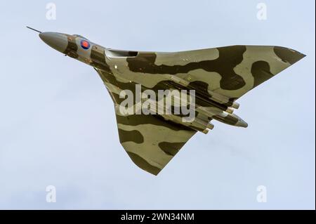 Avro Vulcan Atombomber XH558 fliegt am VTTS Open Day, September 2015, Coventry Airport, Großbritannien Stockfoto