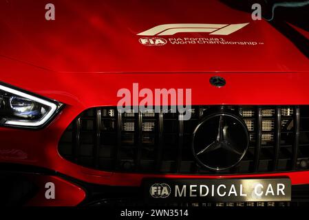 Sakhir, Bahrain. Februar 2024. Mercedes FIA Medical Car. Formel-1-Weltmeisterschaft, Rd 1, großer Preis von Bahrain, Mittwoch, 28. Februar 2024. Sakhir, Bahrain. Quelle: James Moy/Alamy Live News Stockfoto