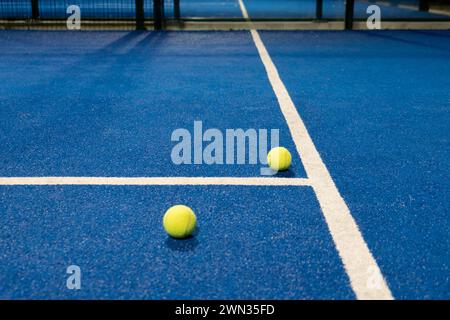 Selektiver Fokus, zwei Bälle auf einem Paddle-Tennisplatz in der Nacht, Racket-Sportkonzept Stockfoto