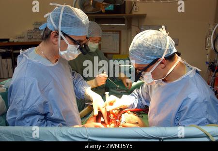 Der Chirurg Cirro Campanella, links, führt eine Operation des offenen Herzens im Edinburgh Royal Infirmary in Schottland durch. Stockfoto