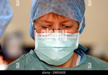 Die Theaterschwester beobachtet, wie der Chirurg Cirro Campanella eine Operation am offenen Herzen im Edinburgh Royal Infirmary in Schottland durchführt. Stockfoto
