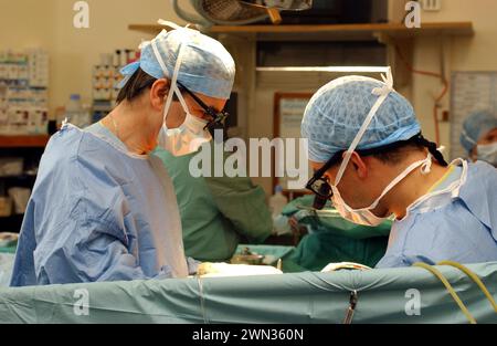Der Chirurg Cirro Campanella, links, führt eine Operation des offenen Herzens im Edinburgh Royal Infirmary in Schottland durch. Stockfoto
