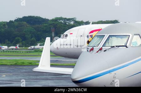 Gulfstream G450 Privatjet und Airbus A320 Geschäftsjet nebeneinander am Halim Perdana Kusuma International Airport in Jakarta, Indonesien Stockfoto