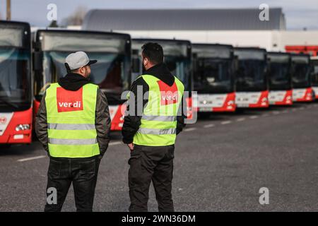 Köln, Deutschland. Februar 2024. Verdi-gewerkschaftsmitglieder stehen vor geparkten Bussen beim Kölner ÖPNV KVB. Die gewerkschaft Verdi hat die Beschäftigten von rund 30 ÖPNV-Unternehmen zu einem 48-stündigen Warnstreik aufgerufen. Quelle: Oliver Berg/dpa/Alamy Live News Stockfoto