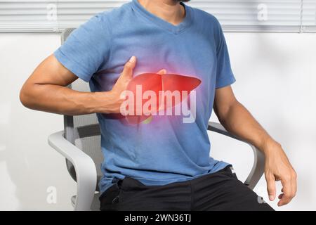 Die Abbildung der Leber ist auf dem Körper des Mannes vor grauem Hintergrund. Ein Mann mit Hepatitis und Fettleberproblem. Stockfoto