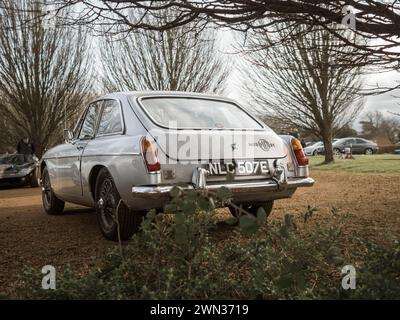 1967 Silver MGB GT auf dem Banbury Car & Bike Meet im Februar 2024 in Bodicote. Stockfoto