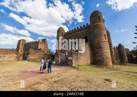 GONDAR, ÄTHIOPIEN - 17. JAN 2024: Königliche Einschließung Fasil Ghebbi Fasilides Castle mit äthiopischen Touristen Stockfoto