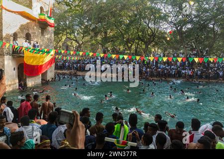 GONDAR, ÄTHIOPIEN - 19. JAN 2019: Junge Männer baden im Weihwasser beim Timkat-Festival im Fasilides-Bad. Stockfoto
