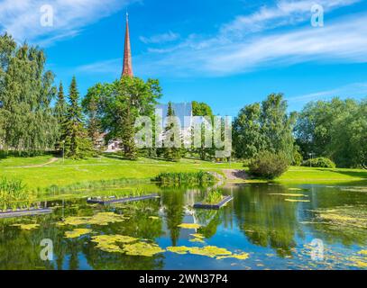 Blick auf die Grünfläche mit Teich in der kleinen Stadt Rakvere. Estland, Baltische Staaten Stockfoto