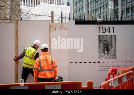 Bauunternehmer fertigen am 28. Februar 2024 in der City of London, dem Finanzviertel der Hauptstadt, eine Schutzhütte an, die historische Daten des 12. Jahrhunderts zeigt. Alle Hallows-Färbungen (d. h. aus Stein, nicht aus Holz) überlebten das große Feuer von London im Jahr 1666 und trotz schwerer Schäden den Blitz im 2. Weltkrieg. Das Gelände bei 50 Fenchurch besteht derzeit aus dem als „Tower of All Hallows Staining“ (Turm aller Heiligtümer) und der als „Lambe’s Chapel Crypt“ (Gradationskapelle) gelisteten Gradationskatastrophe (Gradationskapelle), aber derzeit wird ein nahegelegenes 62 gebaut. Stockfoto