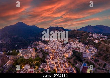 Casares, ein weißes Dorf in Andalusien. Stockfoto