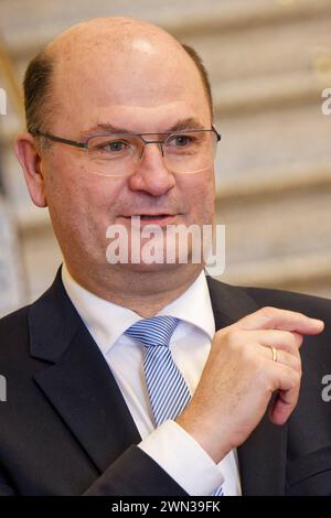 Staatsminister Albert Füracker, CSU. Der bayerische Finanzminister Albert Füracker , CSU, im Bayerischen Landtag. München Bayern Deutschland *** Staatsminister Albert Füracker , CSU der bayerische Finanzminister Albert Füracker , CSU, im Bayerischen Landtag München Bayern Deutschland Copyright: XRolfxPossx Stockfoto