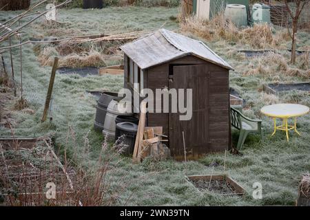 Ein Kleingartenschuppen im Winter, Großbritannien Stockfoto