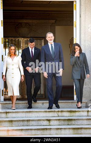 Santiago Pena mit Ehefrau Leticia Ocampos, König Felipe VI Von Spanien und Königin Letizia von Spanien beim Fototermine anlässlich eines gemeinsamen ESSENS im Palacio de la Zarzuela. Madrid, 28.02.2024 *** Santiago Pena mit Ehefrau Leticia Ocampos, König Felipe VI. Von Spanien und Königin Letizia von Spanien bei einer Fotogelegenheit anlässlich eines gemeinsamen Abendessens im Palacio de la Zarzuela Madrid, 28 02 2024 Foto:xDyDxFotografosx/xFuturexImagex pena 4212 Stockfoto