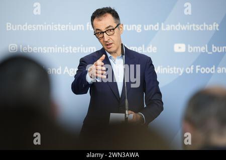 Berlin, Deutschland. Februar 2024. CEM Özdemir (Bündnis 90/die Grünen), Bundesminister für Ernährung und Landwirtschaft, spricht während einer Pressemitteilung. Das Bundesprogramm „Umstellung der Tierhaltung“ beginnt am 1. März. Anfangs sind eine Milliarde Euro für die Schweinehaltung vorgesehen. Quelle: Hannes P. Albert/dpa/Alamy Live News Stockfoto