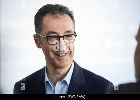 Berlin, Deutschland. Februar 2024. CEM Özdemir (Allianz 90/die Grünen), Bundesminister für Ernährung und Landwirtschaft, spricht nach einer Pressemitteilung mit einer Person. Das Bundesprogramm „Umstellung der Tierhaltung“ beginnt am 1. März. Anfangs sind eine Milliarde Euro für die Schweinehaltung vorgesehen. Quelle: Hannes P. Albert/dpa/Alamy Live News Stockfoto