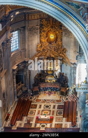 Der Altar der päpstlichen Basilika St. Peter im Vatikan Stockfoto