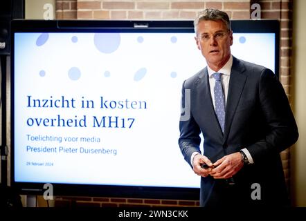 DEN HAAG - Präsident Pieter Duisenberg vom Rechnungshof während der Präsentation einer Studie über die Kosten, die der Regierung durch den Absturz des Flugzeugs MH17 im Jahr 2014 entstanden sind. Das Kabinett hatte den Generalprüfer mit der Durchführung dieser Studie beauftragt. ANP ROBIN UTRECHT niederlande raus - belgien raus Stockfoto