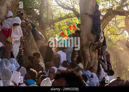 GONDAR, ÄTHIOPIEN - 19. JANUAR 2019: Menschen treffen sich beim Timkat Festival im Fasilides Bath in Gondar, Äthiopien Stockfoto