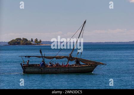 TSARABANJINA, MADAGASKAR, 20. Februar 2024: Traditionelles madegassisches Boot mit fischern in einem Bach der Insel Tsarabanjina in der Nähe von Nosy Be. Ein fischerboot in A C Stockfoto