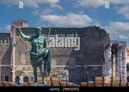 Grüne Bronzestatue des Kaisers Caesar Augustus auf der Via dei Fori Imperiali, Rom, Italien Statue des Kaisers Augustus in Rom Rom Italien *** Grüne Bronzest Stockfoto