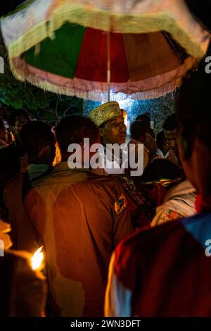 GONDAR, ÄTHIOPIEN - 19. JANUAR 2019: Priester mit Bibel beim Timkat Festival im Fasilides Bath in Gondar, Äthiopien Stockfoto