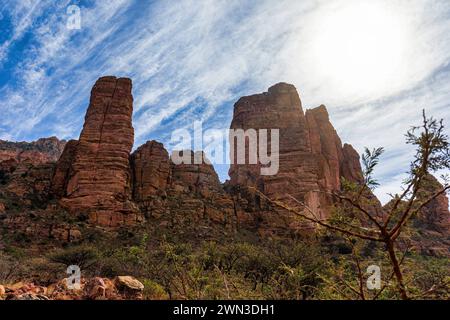 Panoramablick auf die Berge von Tigray, Ausgangspunkt zur Abuna Yemata Guh Kirche, Blick von unten auf den Berg, wo der Aufstieg beginnt Stockfoto