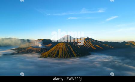 Mount Bromo mit wunderschönem Panoramablick aus der Luft und Morgensonnenaufgang Stockfoto